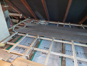 Zateplení stropu rodinného domu pomocí foukané izolace